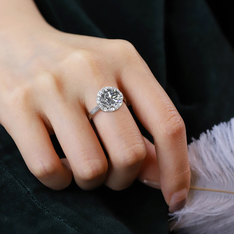 Close-up of Arenzza's exquisite moissanite solitaire ring showcasing a sparkling central stone and elegant band.