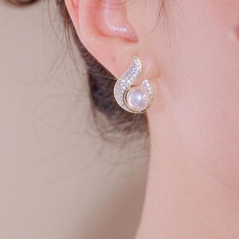 A pair of Arenzza elegant simulated pearl and rhinestone stud earrings with sparkling accents, perfect for jewelry accessories.