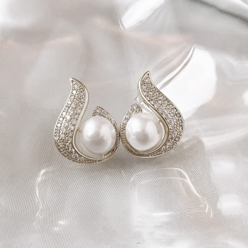 Elegant Arenzza simulated pearl and rhinestone stud earrings with a sparkling, sophisticated design for jewelry accessories.