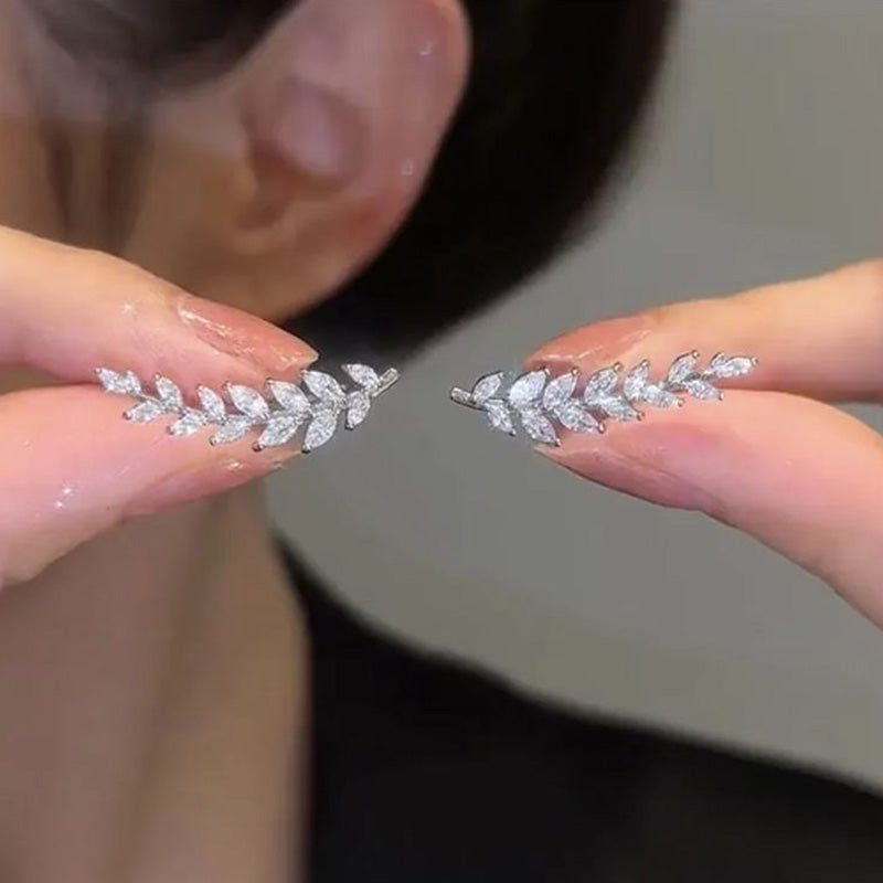 A pair of elegant leaf-shaped stud earrings from Arenzza jewelry accessories collection, featuring detailed gold-toned leaf designs.