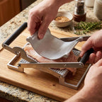 Arenzza K-MONT Schnitzelmaschine Fleischpresse in kitchen, stainless steel meat press with handle for pounding and flattening meat.