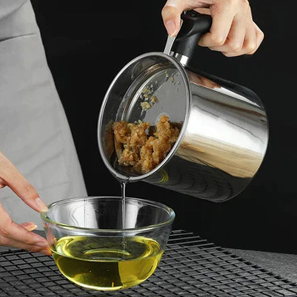 Arenzza stainless steel kitchen oil jar with a sleek, modern design, perfect for storing cooking oils in the kitchen.