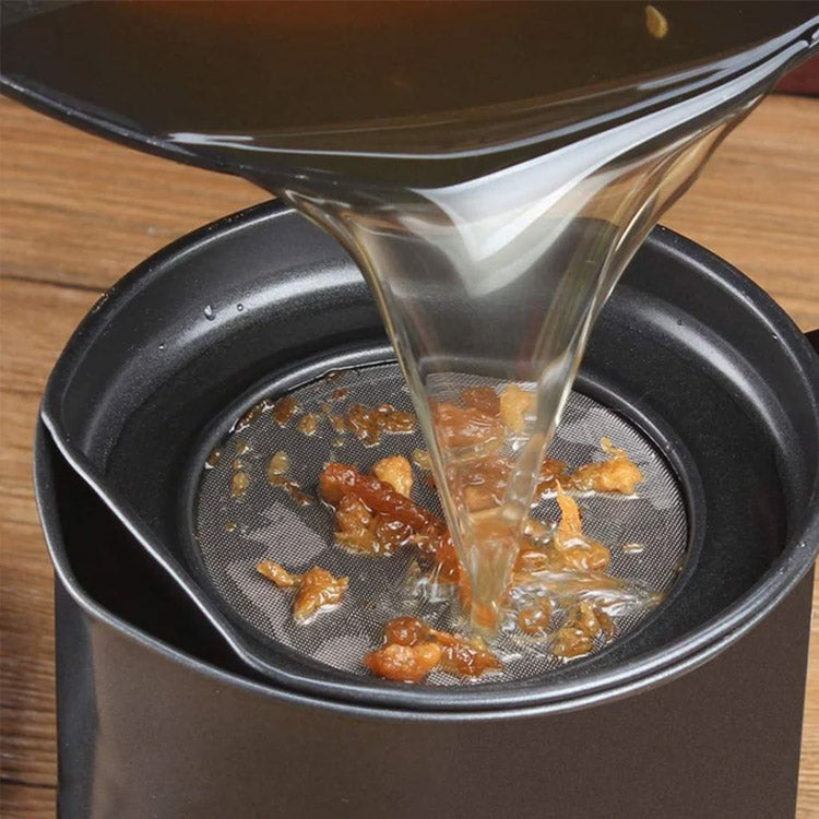 Arenzza stainless steel kitchen oil jar with a sleek, modern design, featuring a spout for easy pouring and a secure lid.