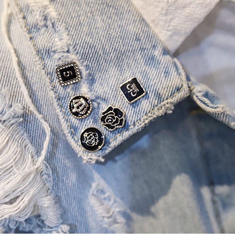 A close-up of Arenzza MetalSnap premium metal buttons showcasing their sleek, metallic finish and designer-style detailing.
