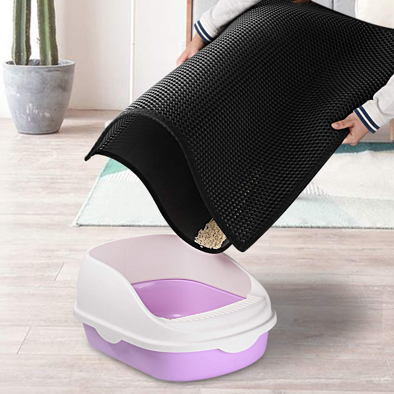 Arenzza non-slip cat litter mat in gray with textured surface, designed to catch litter and prevent slipping for pet comfort.
