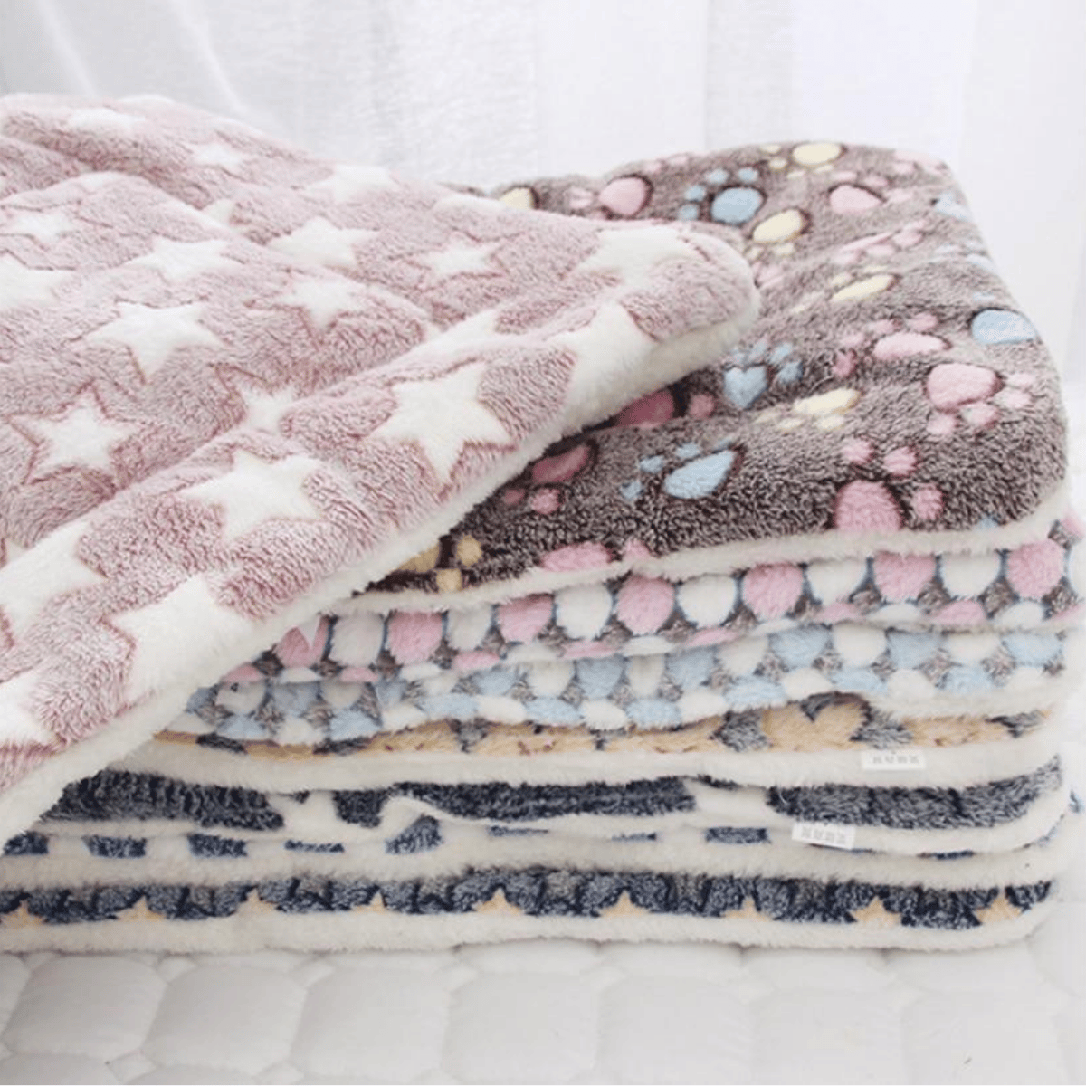 Aarenza super cozy calming pet blanket for cats, soft and plush, designed to provide comfort and relaxation for pets.
