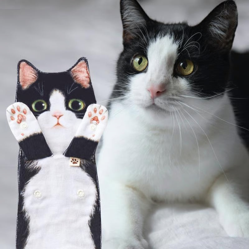 Cute Arenzza pet supplies cat hand towel featuring a playful cat design, perfect for pet grooming or hand drying.