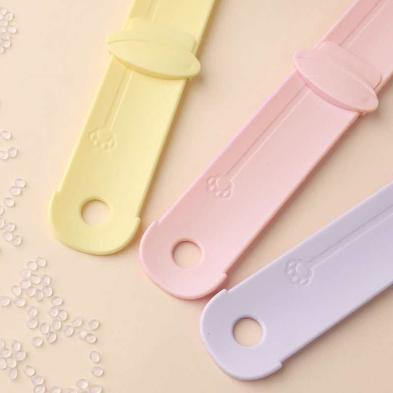 Arenzza Cat Treat Squeeze Feeder Spoon for pet supplies, showing a soft silicone spoon with treats for easy feeding.