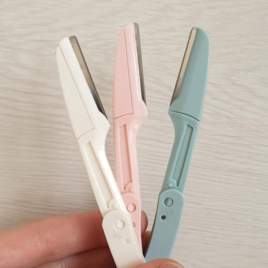 Aurenza Shop eyebrow and face razor with a sleek handle, designed for precise hair removal and facial grooming.